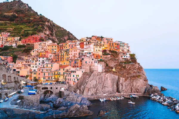 Splendida vista sul bellissimo e accogliente borgo di Manarola nella Riserva delle Cinque Terre al tramonto . — Foto Stock