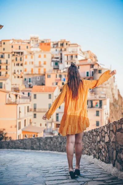Toeristische blik op schilderachtig uitzicht op Manarola, Cinque Terre, Ligurië, Italië — Stockfoto