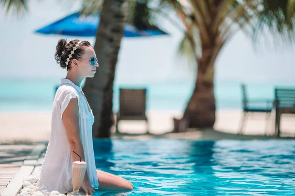 Junge schöne Frau genießt das luxuriöse ruhige Schwimmbad — Stockfoto