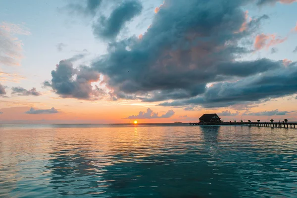 Belo pôr do sol colorido na ilha tropical em Maldivas — Fotografia de Stock