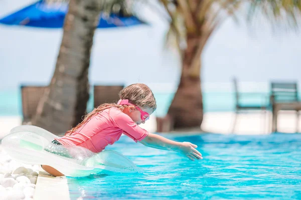 Aktivní Rozkošná holčička v venkovní bazén připraven plavat — Stock fotografie