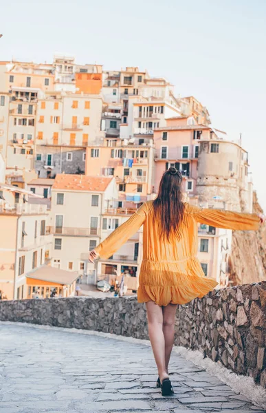 Turismo con vistas panorámicas de Manarola, Cinque Terre, Liguria, Italia —  Fotos de Stock