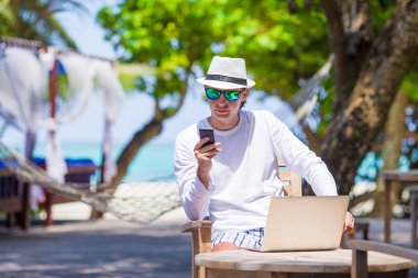 Cep telefonu açık Cafe ile genç adam