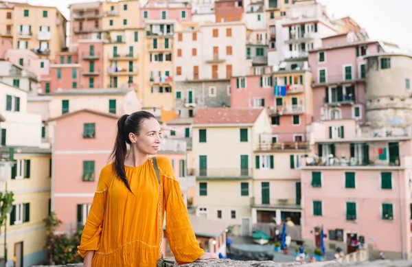 Tourist looking at scenic view of Manarola, Cinque Terre, Liguria, Italy — Stock Photo, Image