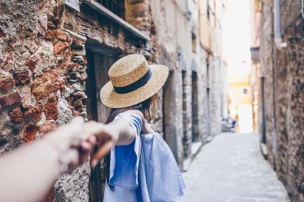 Улыбающаяся счастливая девушка веселится во время каникул в Cinque Terre — стоковое фото