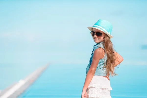 Портрет очаровательной маленькой девочки на пляже во время летних каникул — стоковое фото