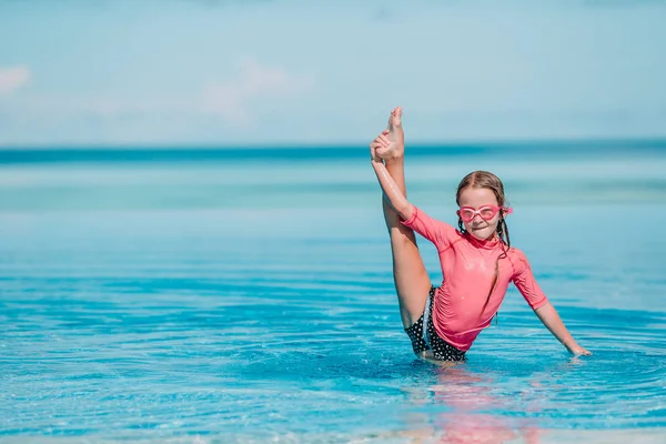 Portrait d'adorable petite fille à la plage pendant les vacances d'été — Photo