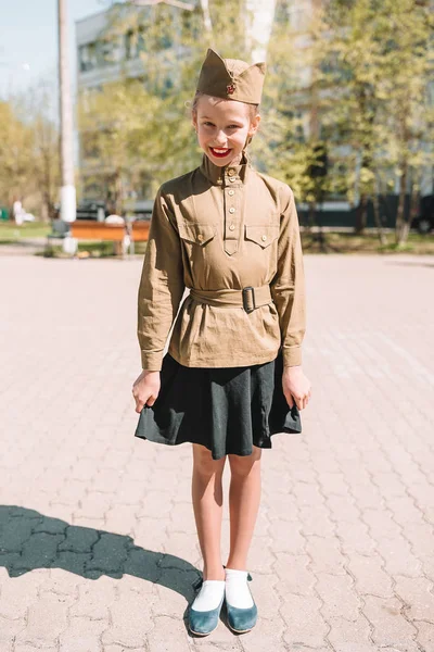 승리의 휴일 날에 밀리터리 유니폼을 입은 어린 소녀 — 스톡 사진