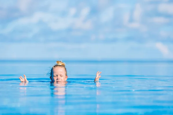 Portrait d'adorable petite fille à la plage pendant les vacances d'été — Photo