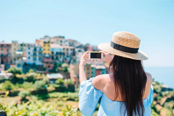 Turista con vistas panorámicas de Vernazza, Cinque Terre, Liguria, Italia — Foto de Stock