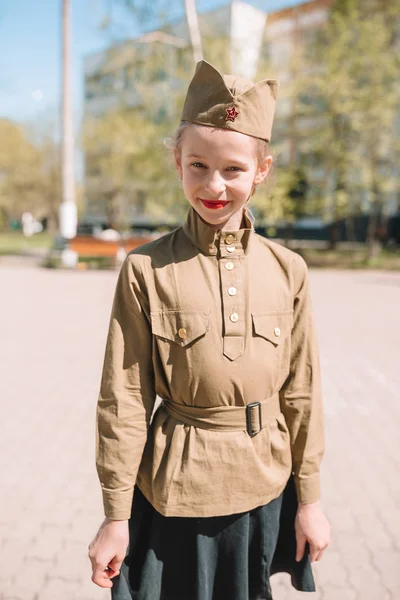 在胜利的节日里穿军装的小女孩 — 图库照片