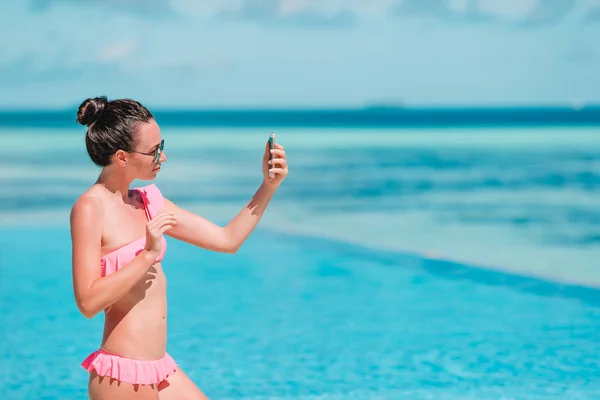 Jonge mooie vrouw praten via de telefoon op witte strand — Stockfoto