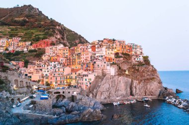 Güzel ve rahat Köyü, Manarola Cinque Terre yedekte görünümünü günbatımında çarpıcı. İtalya Liguria bölgesinin.