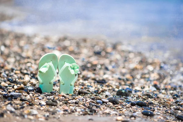 Crianças chinelos na praia em frente ao mar — Fotografia de Stock