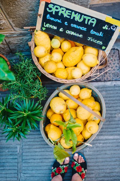 Wicker basket full of lemons on the italian street od Corniglia — Stock Photo, Image