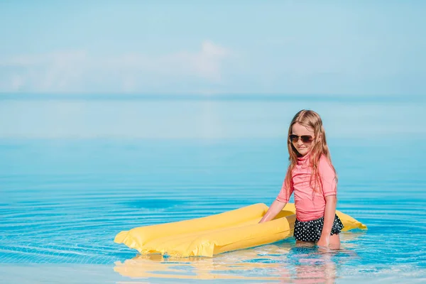 Happy vacker flicka att ha roligt i utomhuspool — Stockfoto