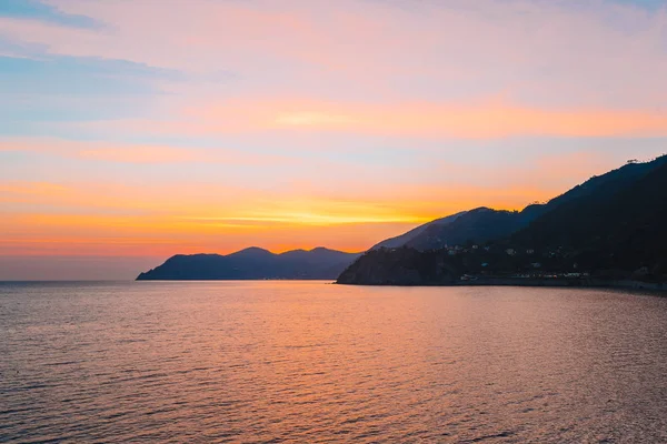 Vue imprenable sur le magnifique et confortable village de Manarola dans la réserve des Cinque Terre au coucher du soleil. Région Ligurie d'Italie . — Photo