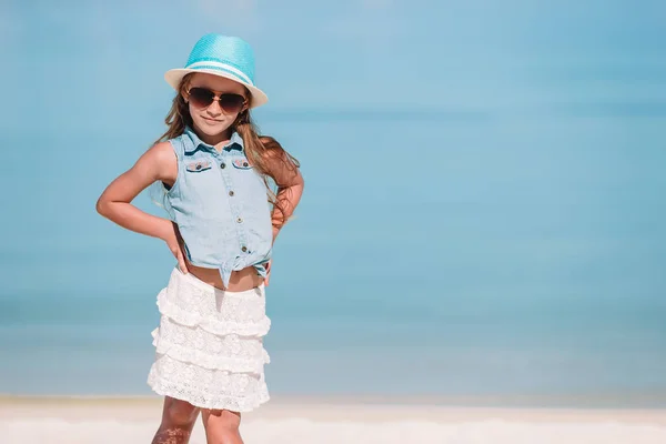 Retrato de niña adorable en la playa durante las vacaciones de verano — Foto de Stock