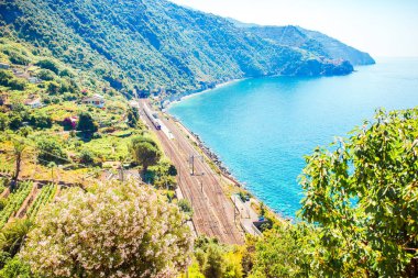 Corniglia Tren İstasyonu ve dağlar görünümü. Cinque Terre 'deki sahil Corniglia. Italya Ulusal Parkı.