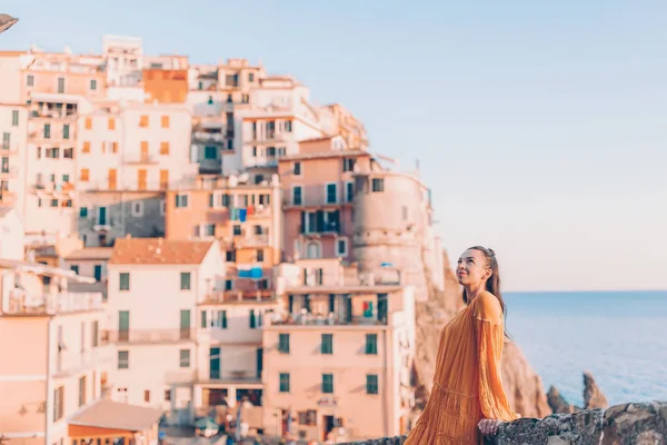 观看意大利利古里亚Cinque Terre Manarola风景的游客 — 图库照片