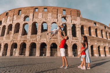 Avrupa'nın mutlu bir aile. Ebeveynler ve çocuklar Roma Kolezyum arka plan üzerinde