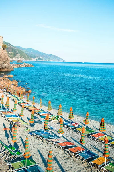 Пустой пляж с закрытыми зонтиками на итальянском побережье — стоковое фото
