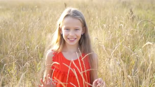 Linda menina loira, tem divertido feliz alegre sorriso rosto, vestido vermelho — Vídeo de Stock