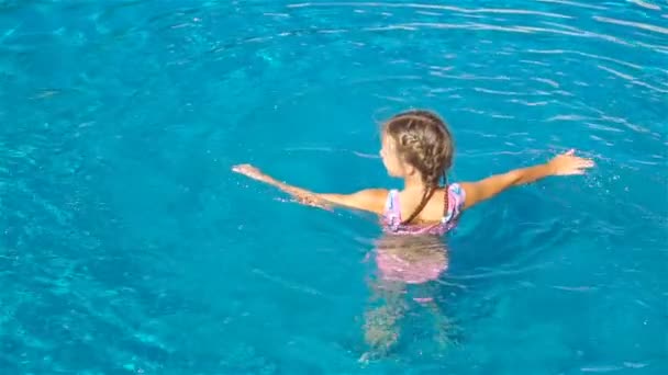 Αξιολάτρευτο κοριτσάκι στη εξωτερική πισίνα — Αρχείο Βίντεο