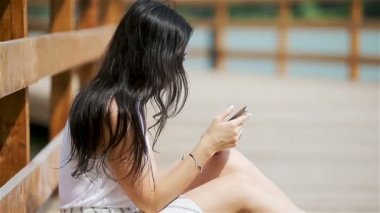 Avrupa 'da çalışan ve kahve içen mutlu genç şehir kadını.