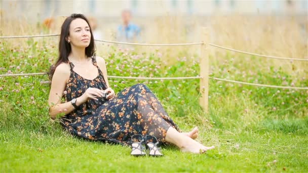 Mulher bonito relaxar no parque ao ar livre — Vídeo de Stock