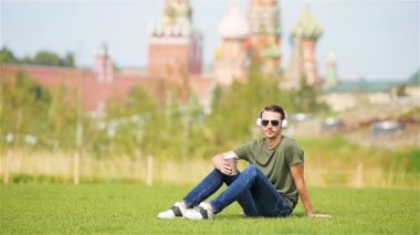 Mutlu genç şehirli adam, şehirde tatilin tadını çıkar.