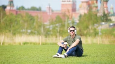 Mutlu genç şehirli adam, şehirde tatilin tadını çıkar.