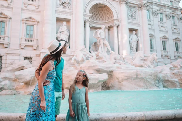 Şehir haritasıyla Fontana di Trevi yakınlarında mutlu bir aile. — Stok fotoğraf