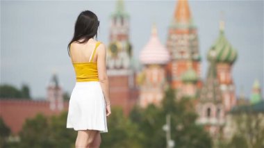 Avrupa şehrinde mutlu genç şehir kadını.