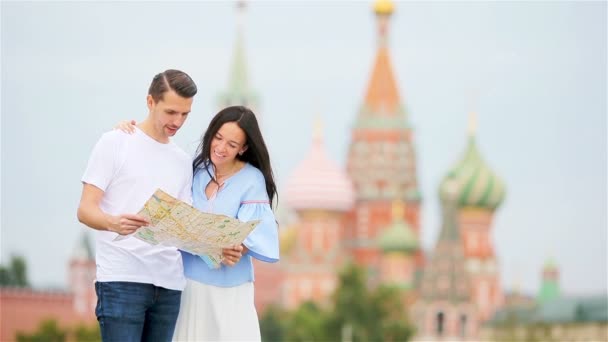 Happy young urban woman and man in european city. — Stock Video