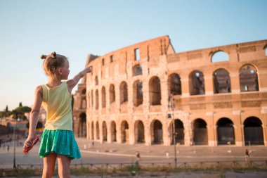 Roma, İtalya 'da Colosseum' un önünde genç bir kız.