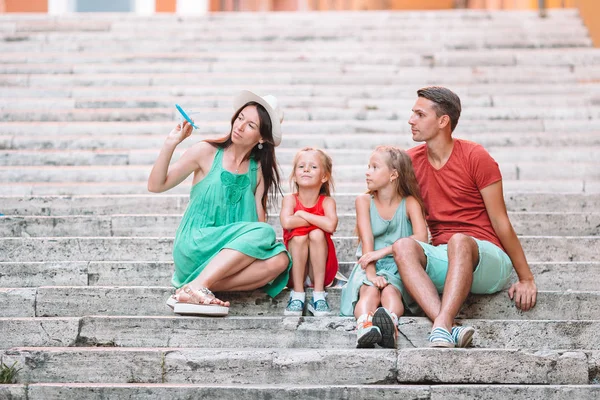 Vacanza in famiglia in Europa. Aereo in mano donna — Foto Stock