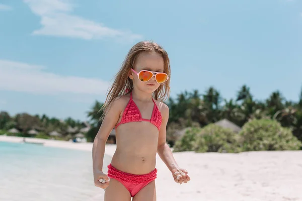 Menina adorável na praia durante as férias de verão — Fotografia de Stock