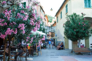 Eski güzel Monterosso küçük şehir dar sokakları boşaltın