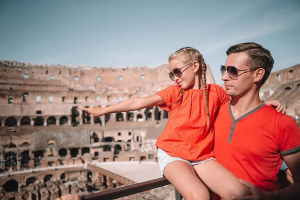 Bonne famille à Rome sur fond de Colisée — Photo