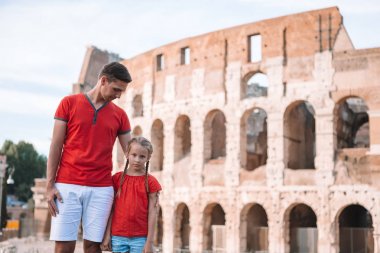 Kolezyum geçmişi üzerinden Roma 'da mutlu bir aile