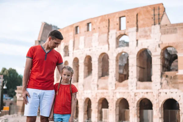 Bonne famille à Rome sur fond de Colisée — Photo