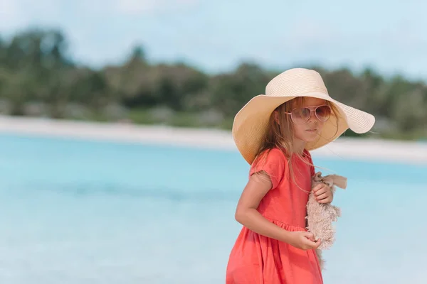 Adorable niña en la playa durante las vacaciones de verano — Foto de Stock