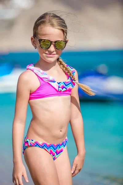 小快乐的女孩享受室外游泳池附近的假期 — 图库照片