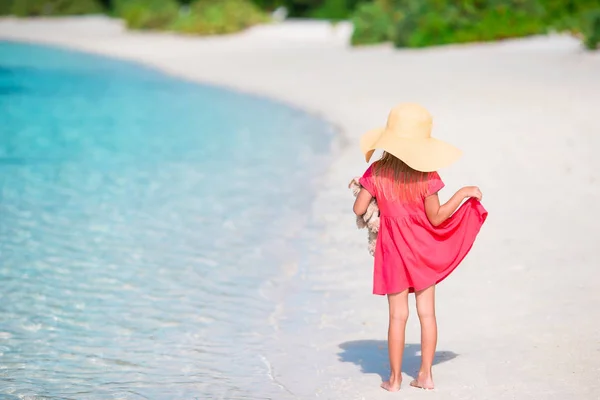 Menina adorável em chapéu na praia durante as férias de verão — Fotografia de Stock