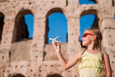 Roma, İtalya 'da Colosseum' un önünde genç bir kız.