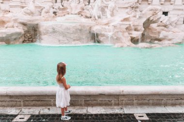 Tatlı küçük kız geçmişi Trevi Çeşmesi, Roma, İtalya.