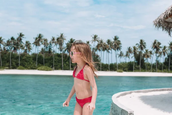 Liebenswertes kleines Mädchen am Strand während der Sommerferien — Stockfoto