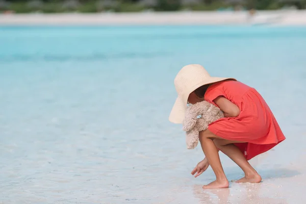 愛らしい少女の夏の休暇中にビーチで帽子 — ストック写真