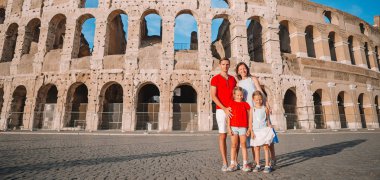 Avrupa'nın mutlu bir aile. Ebeveynler ve çocuklar Roma Kolezyum arka plan üzerinde